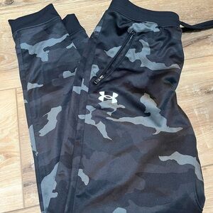 Under Armour Women's Black and Gray Camo Joggers